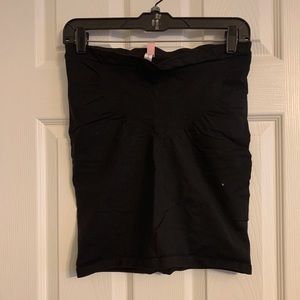 Victoria’s Secret black shape wear half slip, sz L